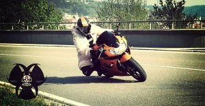 Streetbunnycrew - Rosa Hasenkostüm für soziales Engagement 5 Nach der Spendenfahrt werden die Hasenbeine in die Hand genommen, die Knieschleifer freigelegt und der Hase lässt es brennen :-P