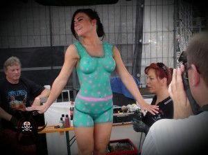 Bodypainting beim Bike & Music Weekend 2014 Geiselwind Strohofer