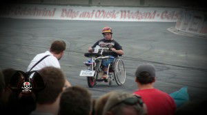 Rollstuhlfahrer beim Burnoutkontest