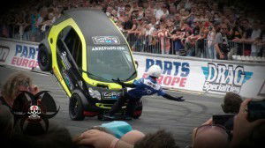 Stoppie mit Smart bei der Stuntshow