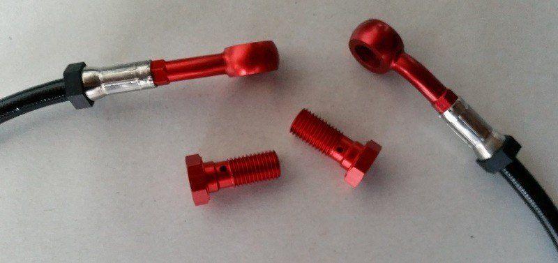 Stahlflex-Bremsleitung schwarz ummantelt mit roten Anschlüssen und Schrauben