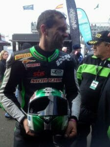 Zerschlagenes Visier und Wunde am Kopf nach Steinschlag