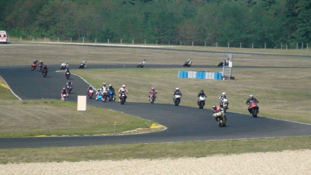 Track Day ist kein Rennen: Unfallversicherung muss bei Verletzungen zahlen 4 Motorräder bei einem Rennstreckentraining