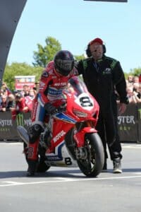 Isle of Man TT 2017 - the first race - Superbike 28 F37200DD67B2461A9ED545AD5CEA37FB 1
