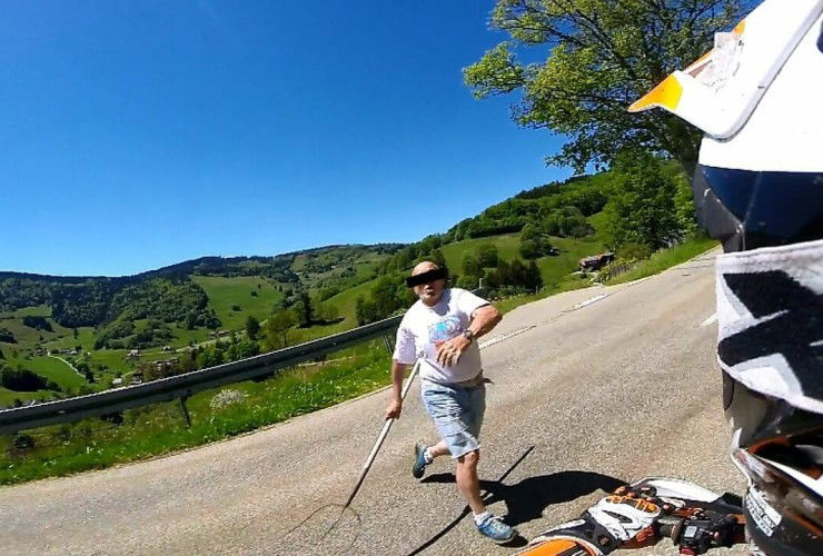 Motorradfahrer mit Mistgabel attackiert