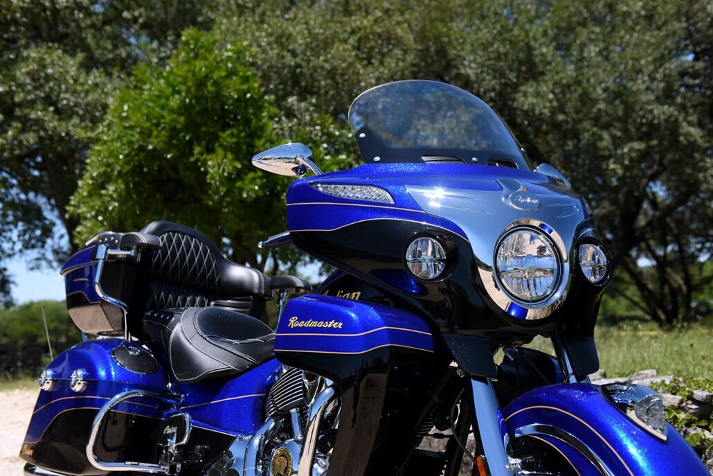 Indian Roadmaster Elite 2018 - Pictures 25 2 bh ind my18 roadmaster elite cobalt candy black details00093