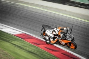 KTM RC 390 Action 03 1