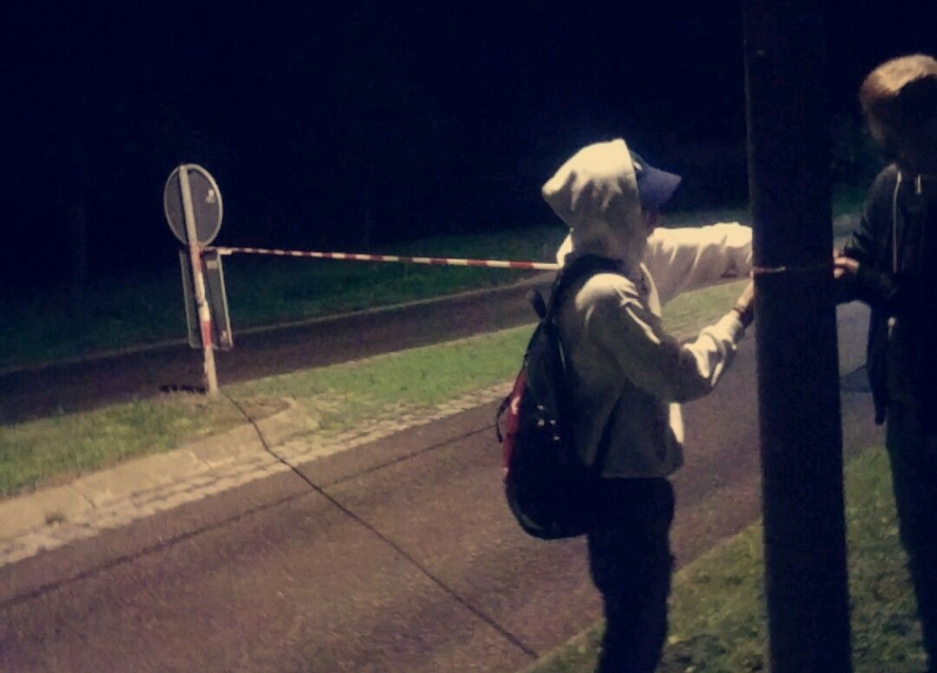 Absperrband über Straße gespannt Bild2 1