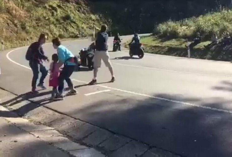 Stockschläge gegen Motorradfahrer 2