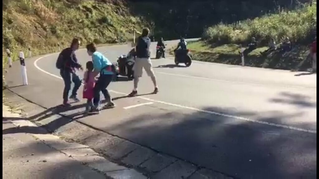 Urteil gegen Stockschläger - Wanderer schlägt vorbeifahrende Motorradfahrer 25 Stockschläge gegen Motorradfahrer 2