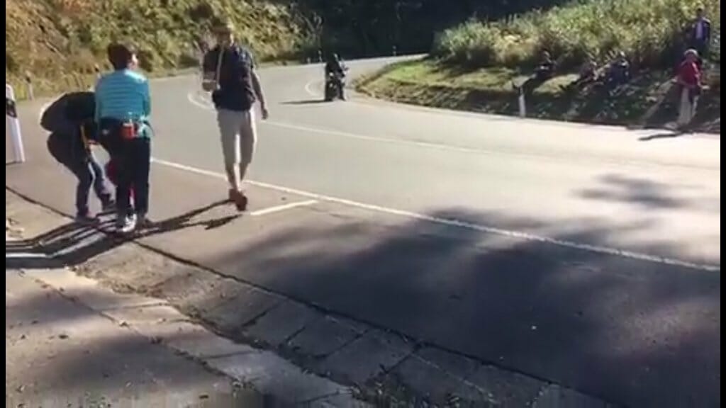 Urteil gegen Stockschläger - Wanderer schlägt vorbeifahrende Motorradfahrer 36 Stockschläge gegen Motorradfahrer 3