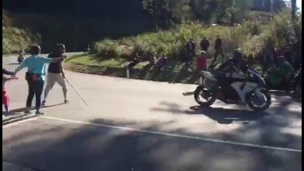 Urteil gegen Stockschläger - Wanderer schlägt vorbeifahrende Motorradfahrer 34 Stockschläge gegen Motorradfahrer 4