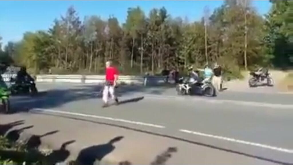 Urteil gegen Stockschläger - Wanderer schlägt vorbeifahrende Motorradfahrer 35 Stockschläge gegen Motorradfahrer