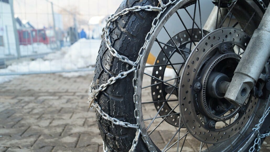 Neuregelung Winterreifenpflicht 2017/2018 in Deutschland (Gesetzesänderungen) Motorradreifen mit Schneeketten MotorcyclesNews