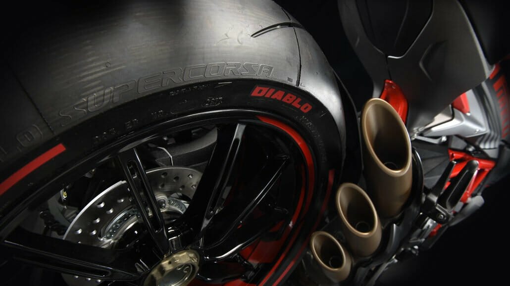 MV Agusta Brutale 800 RR PIRELLI - Sondermodell zum neuen Kooperationsvertrag 4 MV AGUSTA BRUTALE 800 RR PIRELLI MotorcyclesNews 8 1