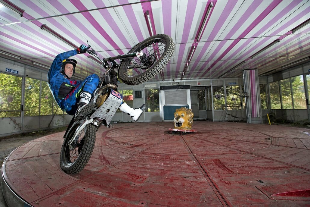 Trial im verlassenen Freizeitpark – Dougie Lampkin tobt sich aus 25 Trial Dougie Lampkin Freizeitpark MotorcyclesNews 6