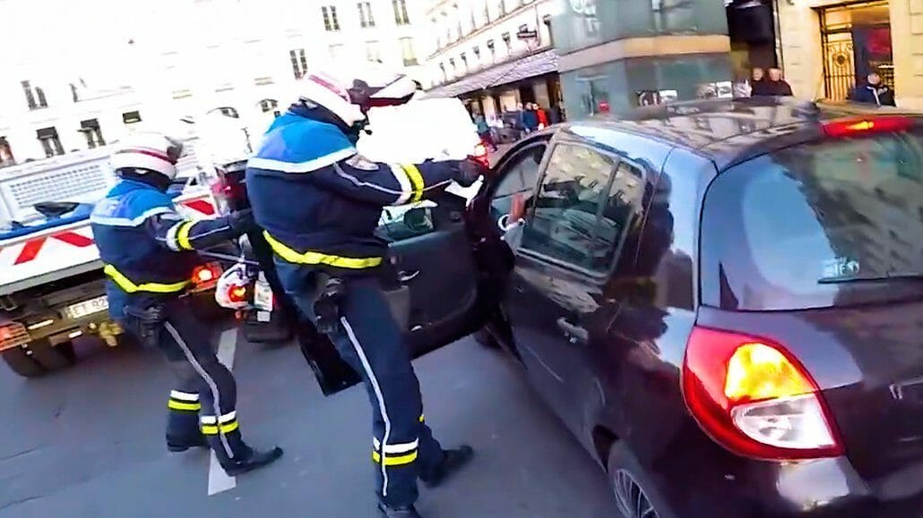 Santa Claus on Criminal Hunt after driver’s escape Weihnachtsmann auf Verbrecherjagd nach Fahrerflucht