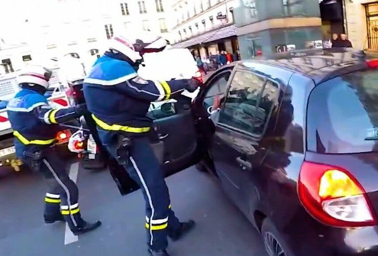 Weihnachtsmann auf Verbrecherjagd nach Fahrerflucht