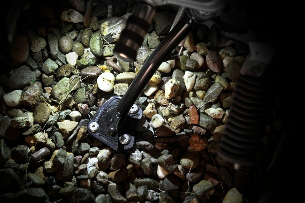 Licht am Ständer, das ist neues Zubehör fürs Motorrad der Firma Wunderlich Wunderlich Seitenstaenderbeleuchtung Motorcycles News 3