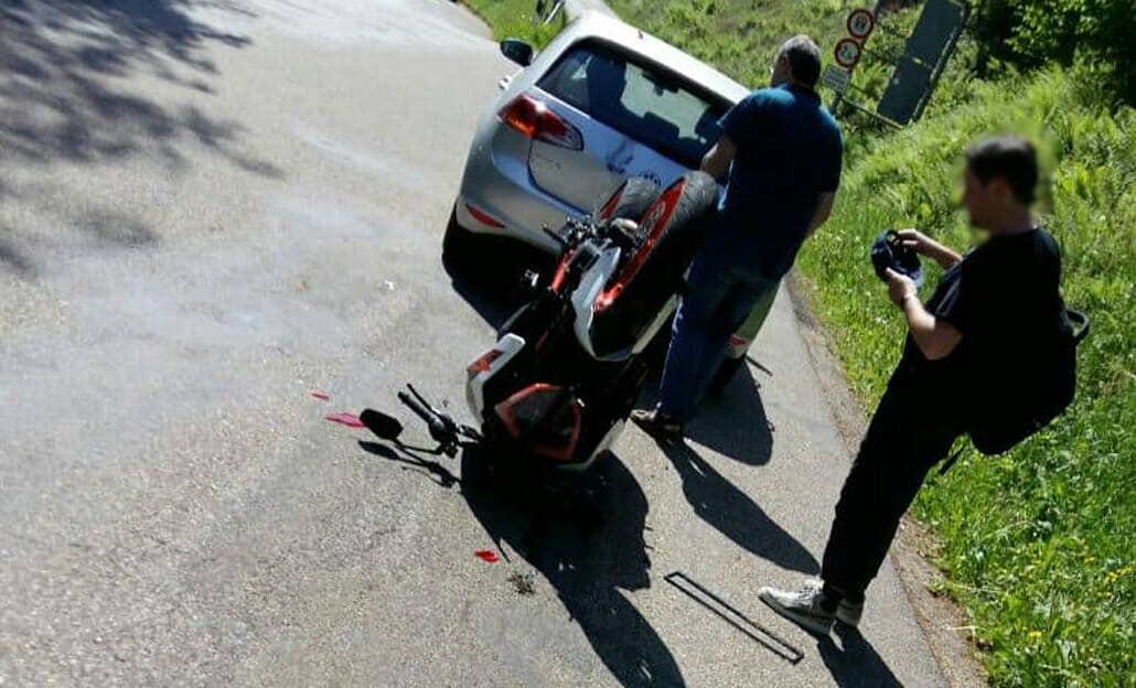 Das Lackierte nach oben, das Gummierte nach unten... 2 KTM Kopfstand 2 Motorcycles News