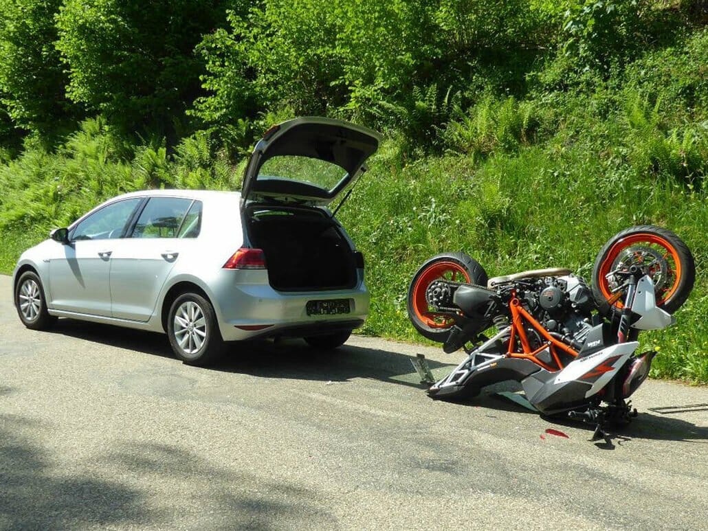 Das Lackierte nach oben, das Gummierte nach unten… Motorrad im Kopfstand Motorcycles News