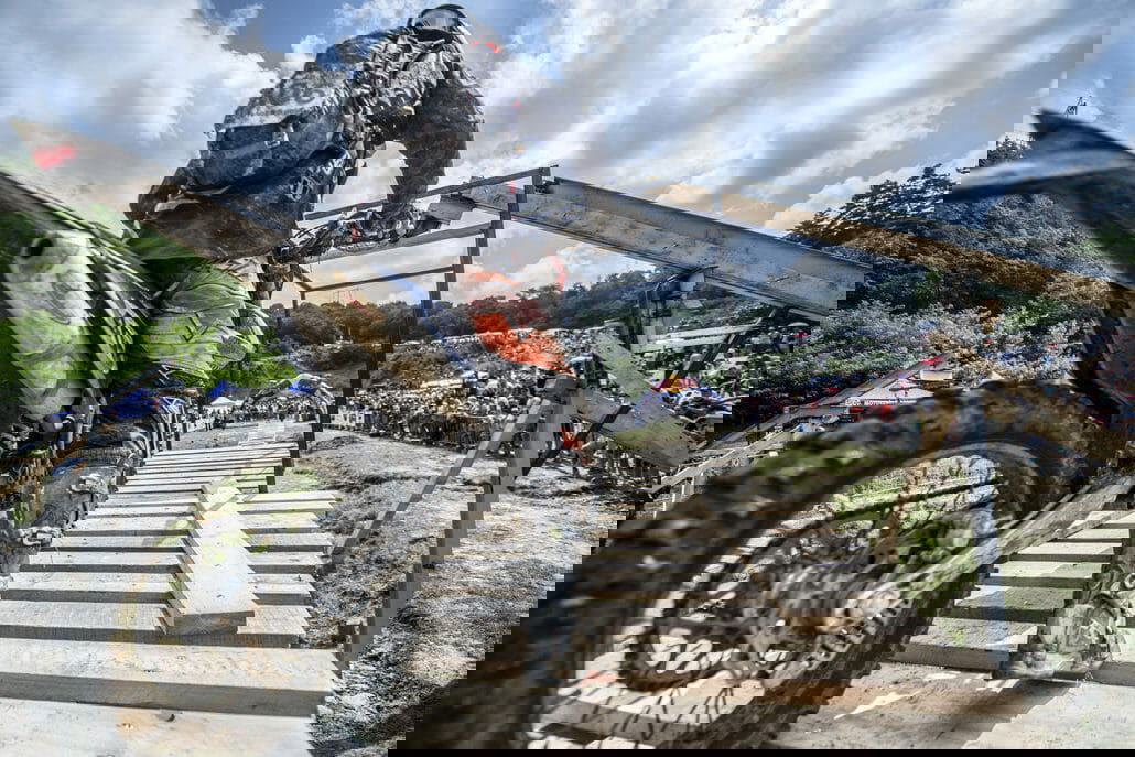 AP 1WDVV44QD2111 hires jpeg 24bit rgb