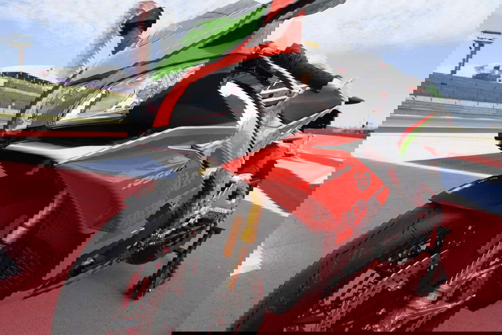 Gerüchte über einen neue Aprilia RSV4 Aprilia RSV4 RF LE COTA 12