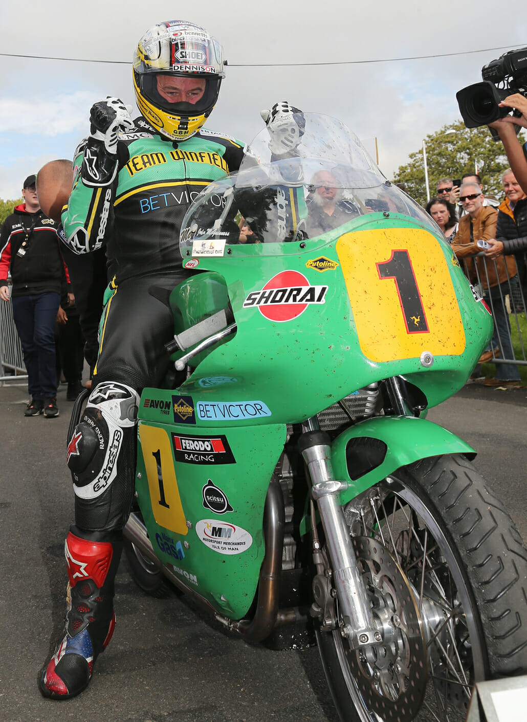 John McGuinness feiert seinen Sieg bei der Classic TT