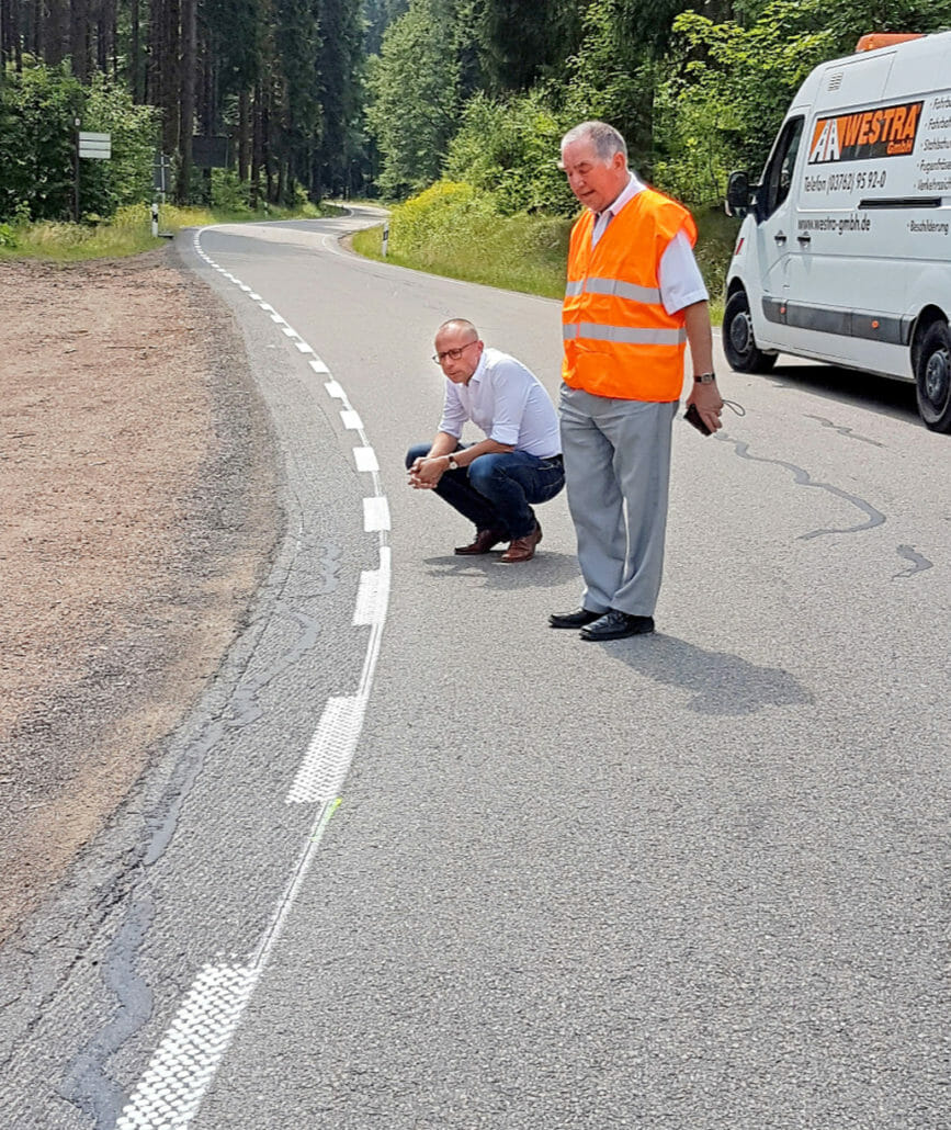 Neue Seitenstreifen auf Landstraßen sollen mehr Sicherheit bringen! (?) neue Straßenmarkierung LASUV