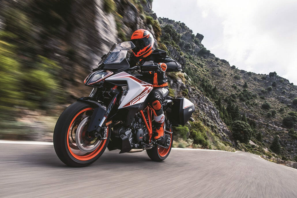 KTM 1290 Super Duke R & GT – Neuerungen für 2019 KTM 1290 SUPER DUKE GT Motorcycles News 1