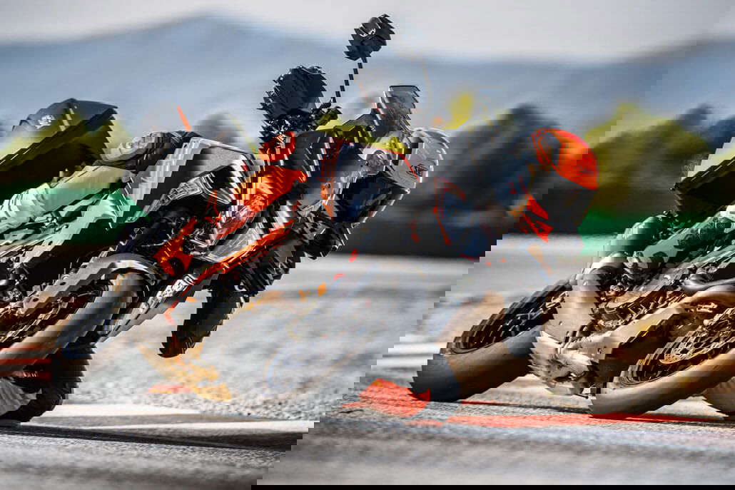 KTM 1290 SUPER DUKE GT Action 01