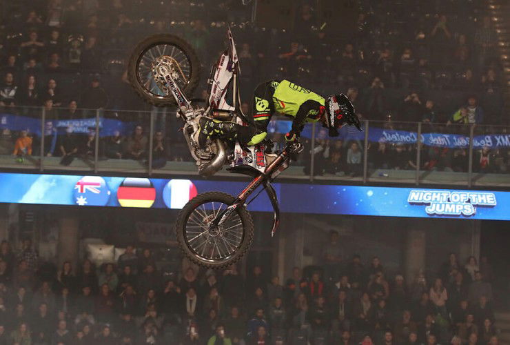 NIGHT of the JUMPs richtet sich neu aus 51 Romain Izzo Frontflip NOTJ NBG 1M8A4310 24