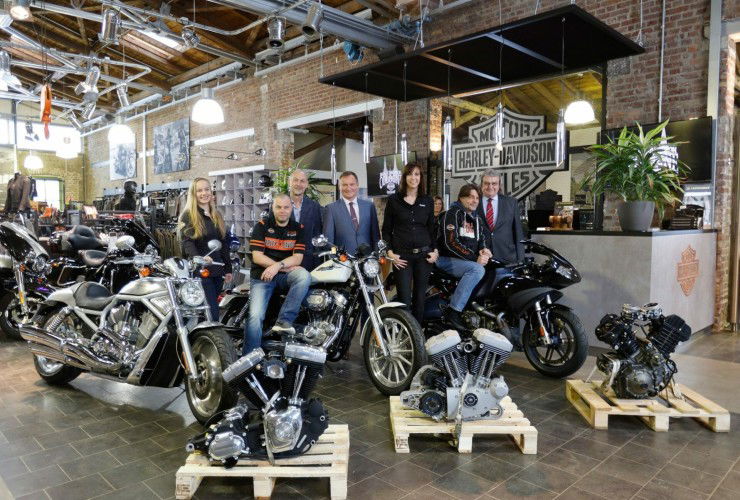 Harley-Davidson schenkt Handwerkskammer Köln 3 Motorräder und 5 Motoren 66 2019HD05 H D stiftet der HWK Koeln Motorraeder