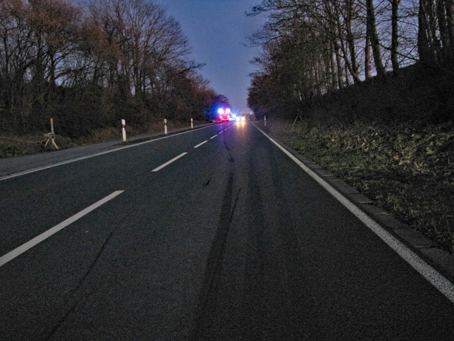 Nicht angepasste Geschwindigkeit: Raser oder Fahrfehler? 3 Geschwindigkeitsmessstelle am Straßenrand zur Kontrolle der zulässigen Höchstgeschwindigkeit