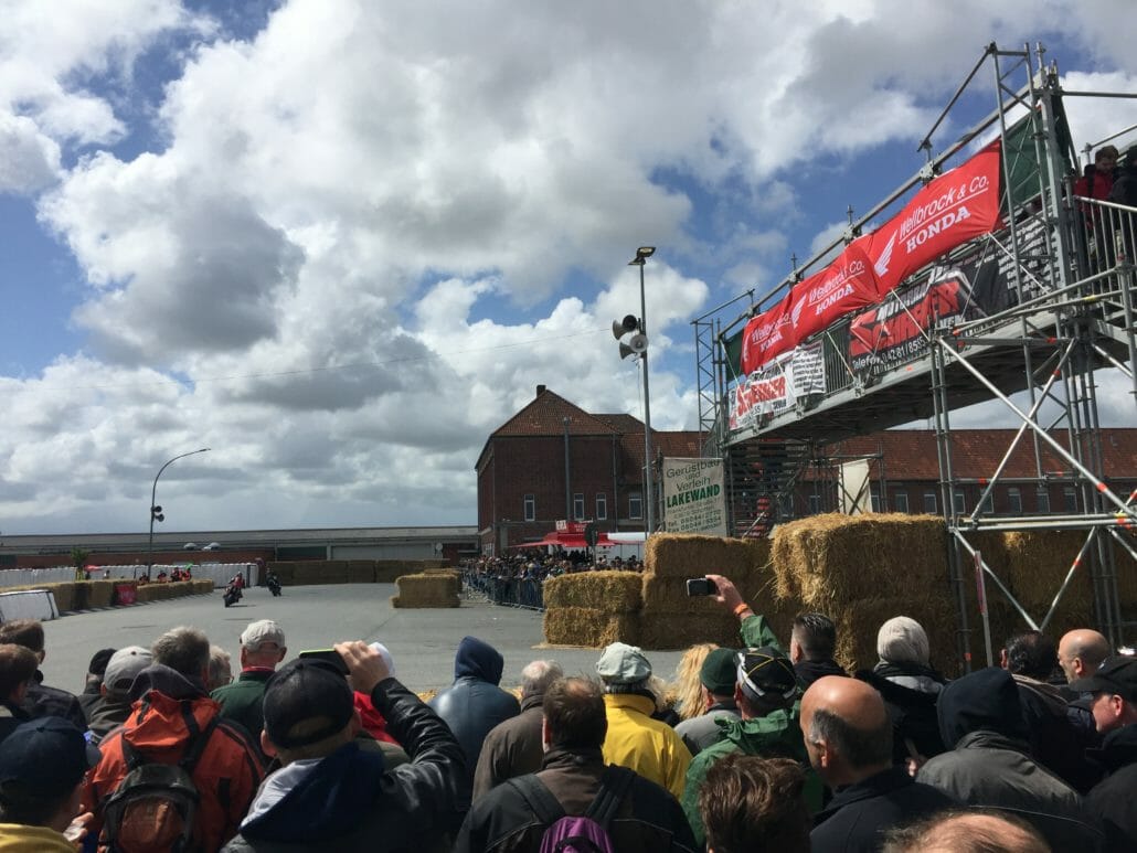 Kein Fischereihafenrennen 2019 31 Die Heidi S Kurve mit Zuschauerbrücke beim FHR 2016 Foto Sascha Bartel SashMedia