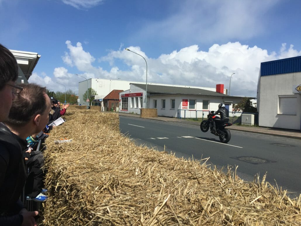 Kein Fischereihafenrennen 2019 32 Die Rennstrecke im Hafen trotz der Vornacht trocken und sonnig Foto Sascha Bartel SashMedia
