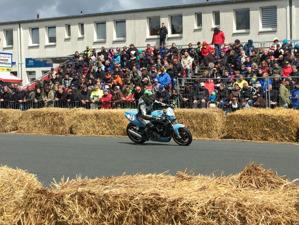 Sonniges nur etwas kühles Wetter und gut gelaunte Zuschauer beim FHR 2016 Foto Sascha Bartel SashMedia