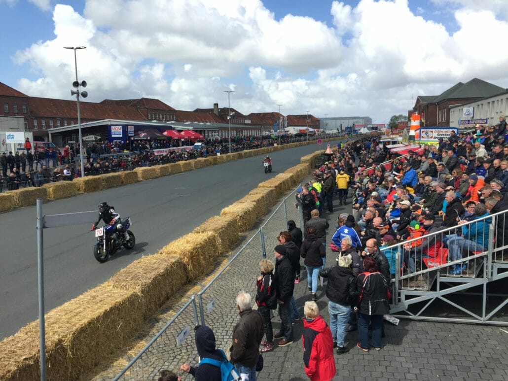 Kein Fischereihafenrennen 2019 30 Start Zielgerade mit Zuschauertribüne beim FHR 2016 Foto Sascha Bartel SashMedia