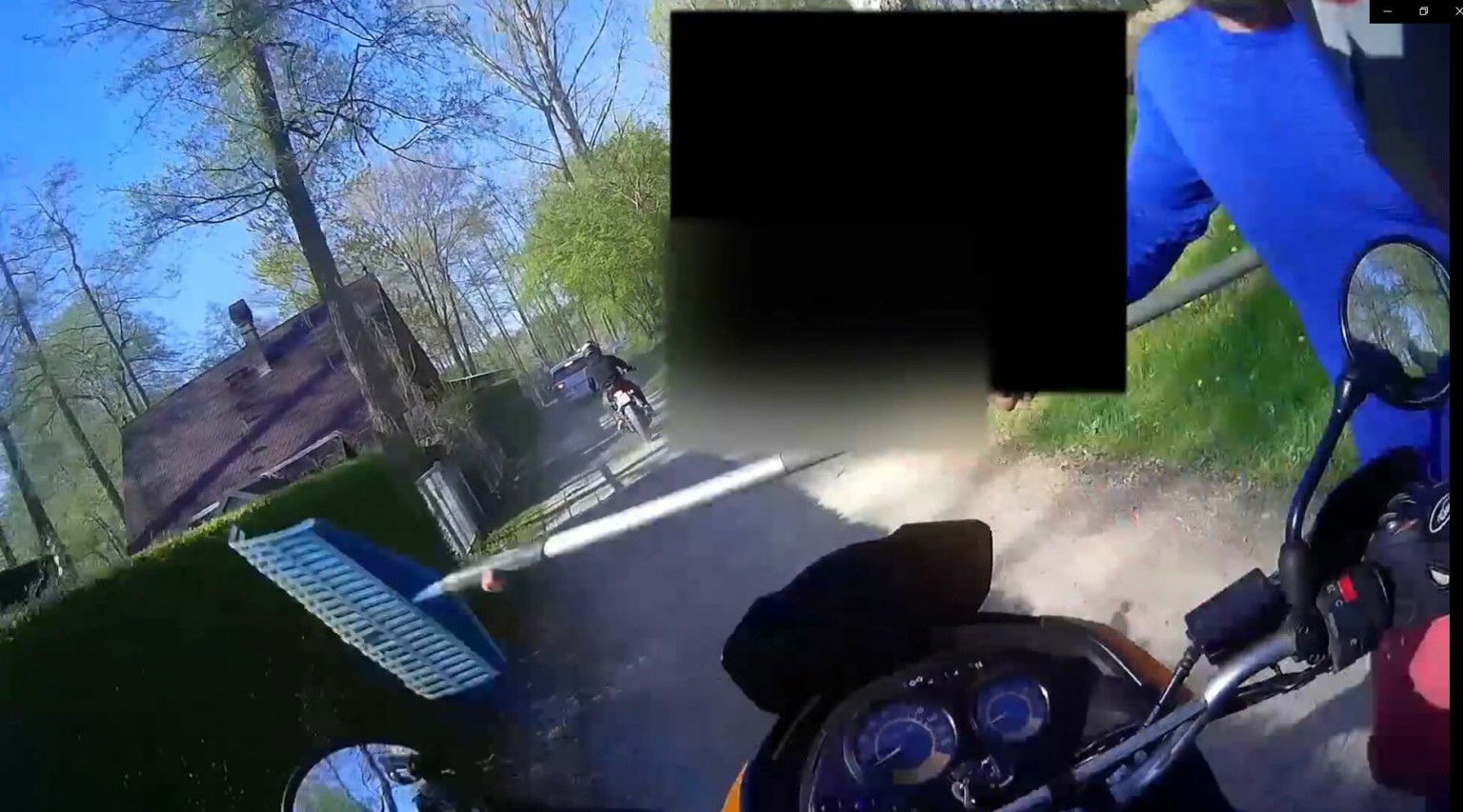 Mit Harke auf Motorradfahrer losgegangen Gartenharke 2