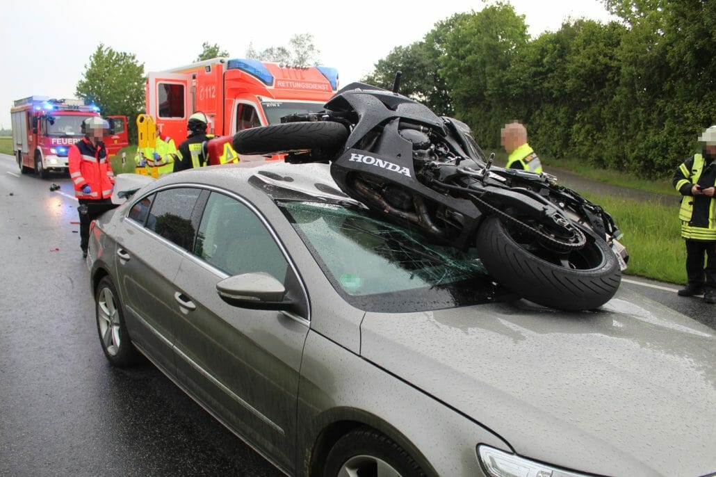 Motorrad landet auf Auto MotorcyclesNews Motorrad Nachrichten App 2
