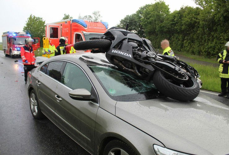 Motorrad landet auf Auto MotorcyclesNews Motorrad Nachrichten App 2
