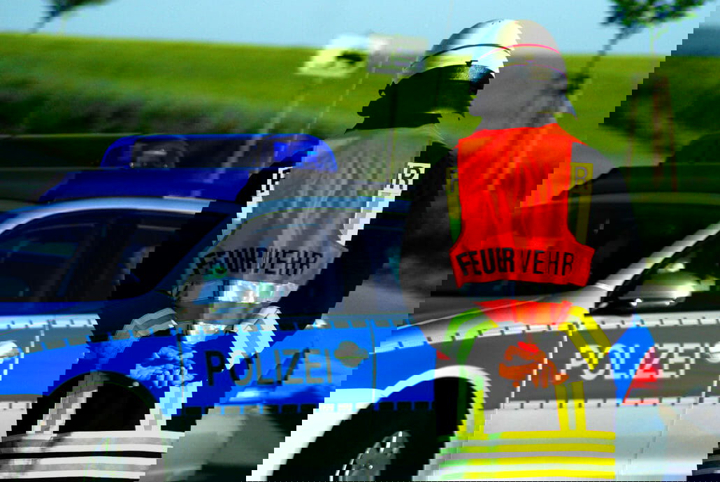 Schwerer Unfall mit zwei tödlich und acht leicht verletzten Personen fire 1857993