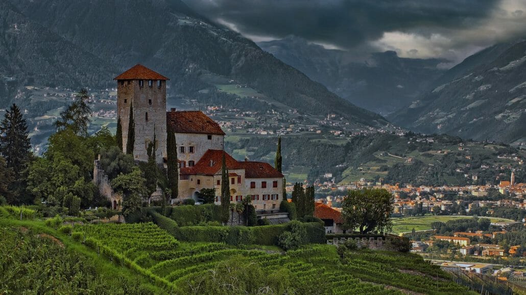 Landstraßen in Tirol für Urlauber gesperrt cropped castle 1272753 1920
