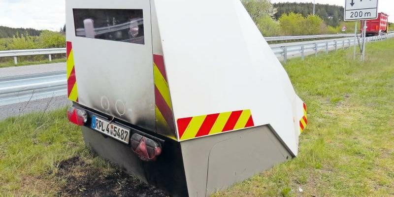 Blitzer-Anhänger in Brand gesetzt 1 Blitzeranhänger