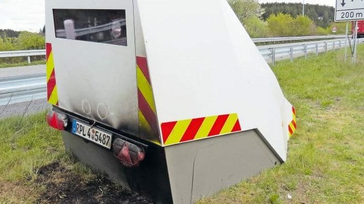 Blitzer-Anhänger in Brand gesetzt cropped Blitzeranhänger