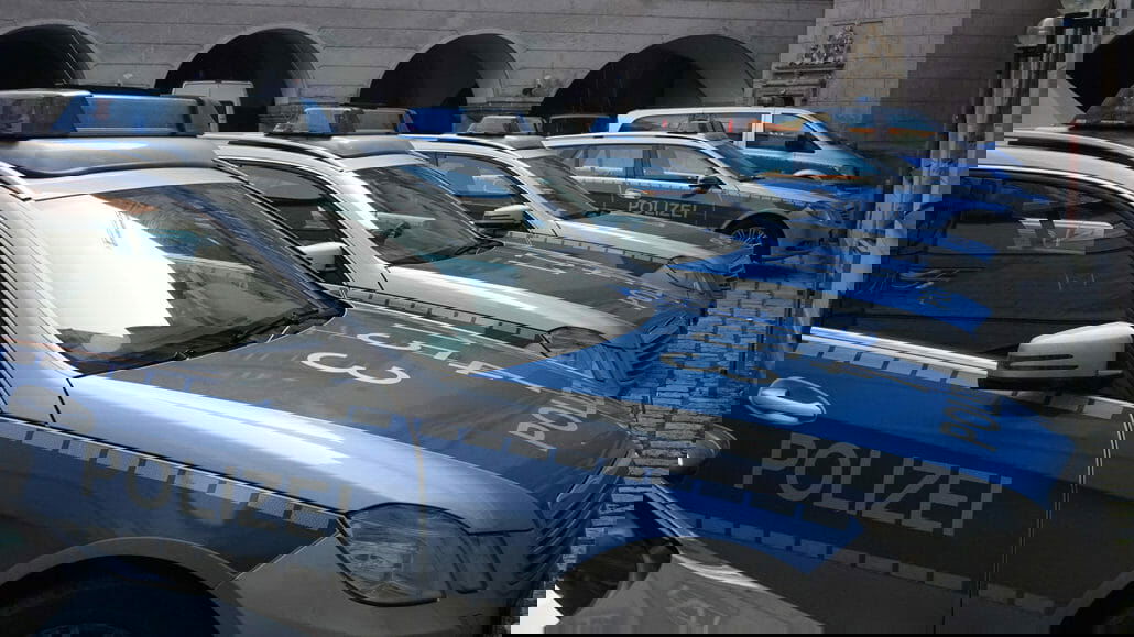 Flucht endet im Krankenhaus cropped police cars 271216