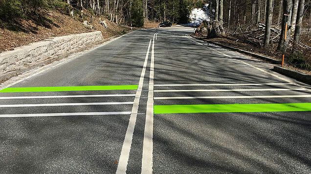 Rüttelstreifen bringen nichts, lass uns dann doch grüne montieren cropped swarco ruettelstreifen in grün gefärbt