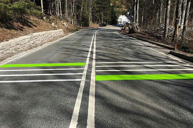 Rüttelstreifen bringen nichts, lass uns dann doch grüne montieren 1 swarco ruettelstreifen in grün gefärbt