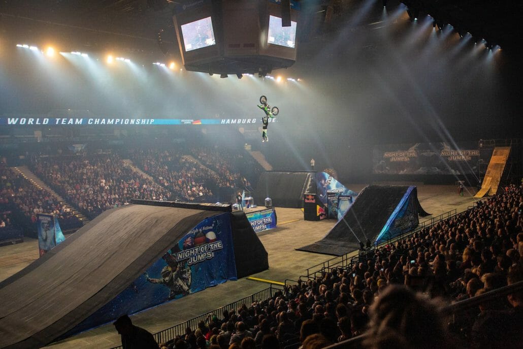 Team Deutschland verteidigt den Titel beim Freestyle of Nations der NIGHT of the JUMPs 2 Jamie Squibb NOTJ HH Team Oversea