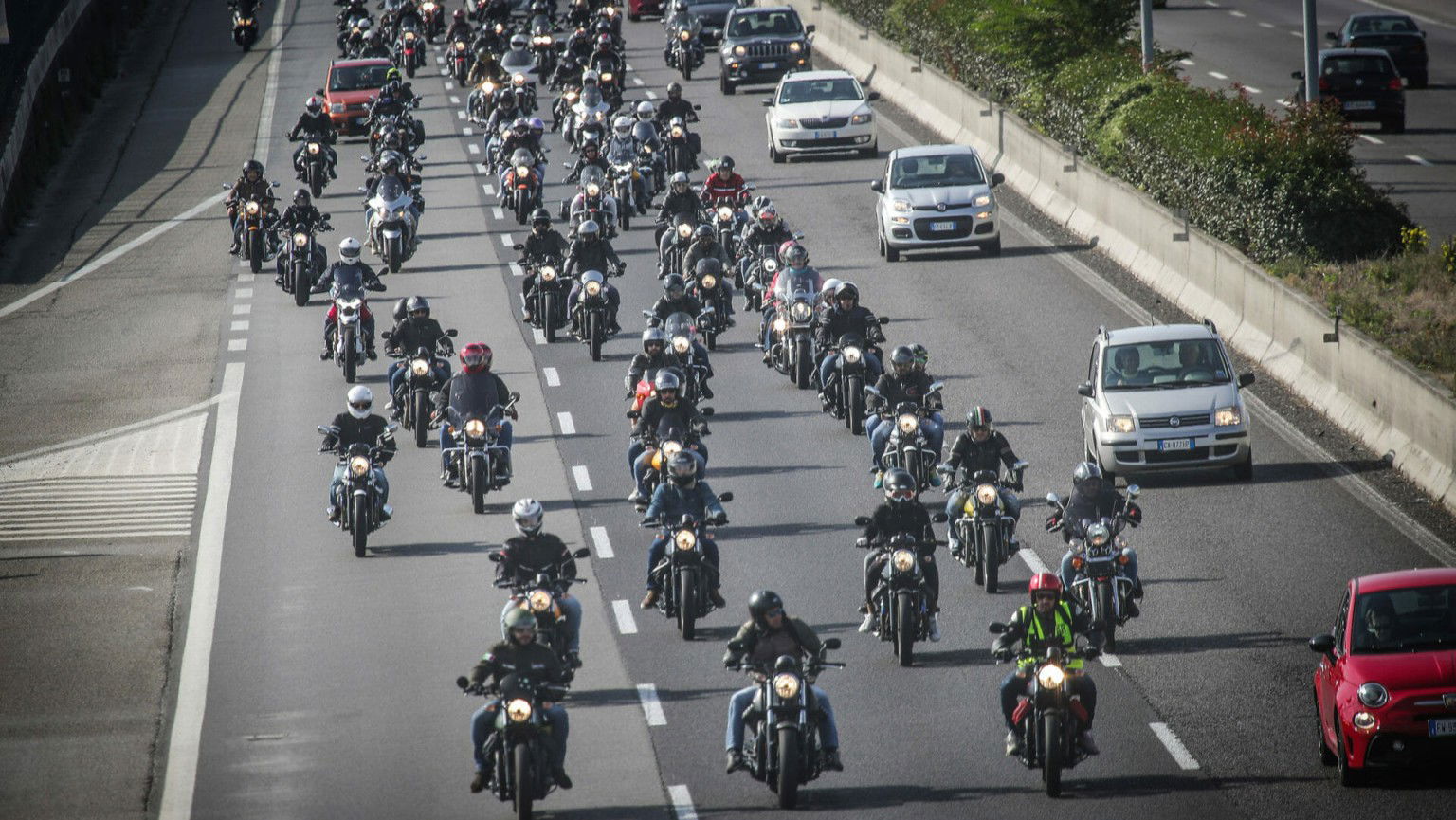 30,000 visitors at the Moto Guzzi Open House 2019 cropped 01 Road to Mandello